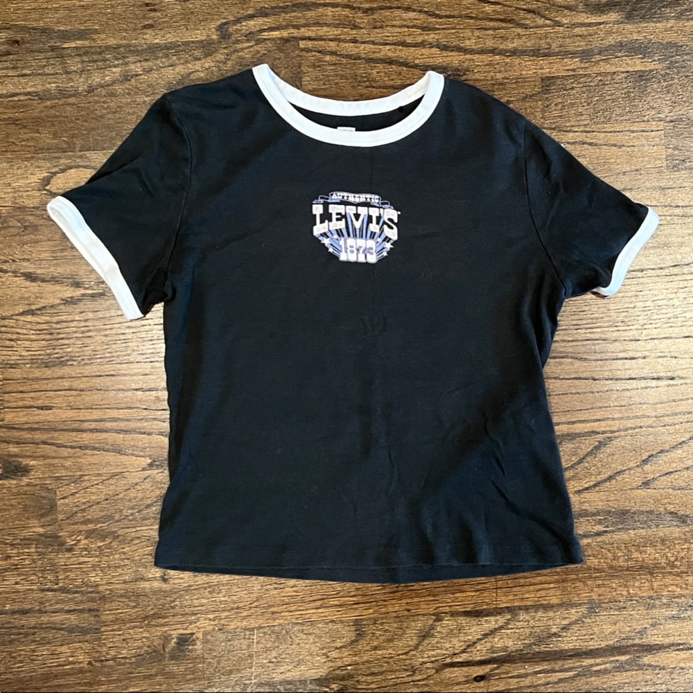 1 Pack Women’s Levi’s Graphic Tees